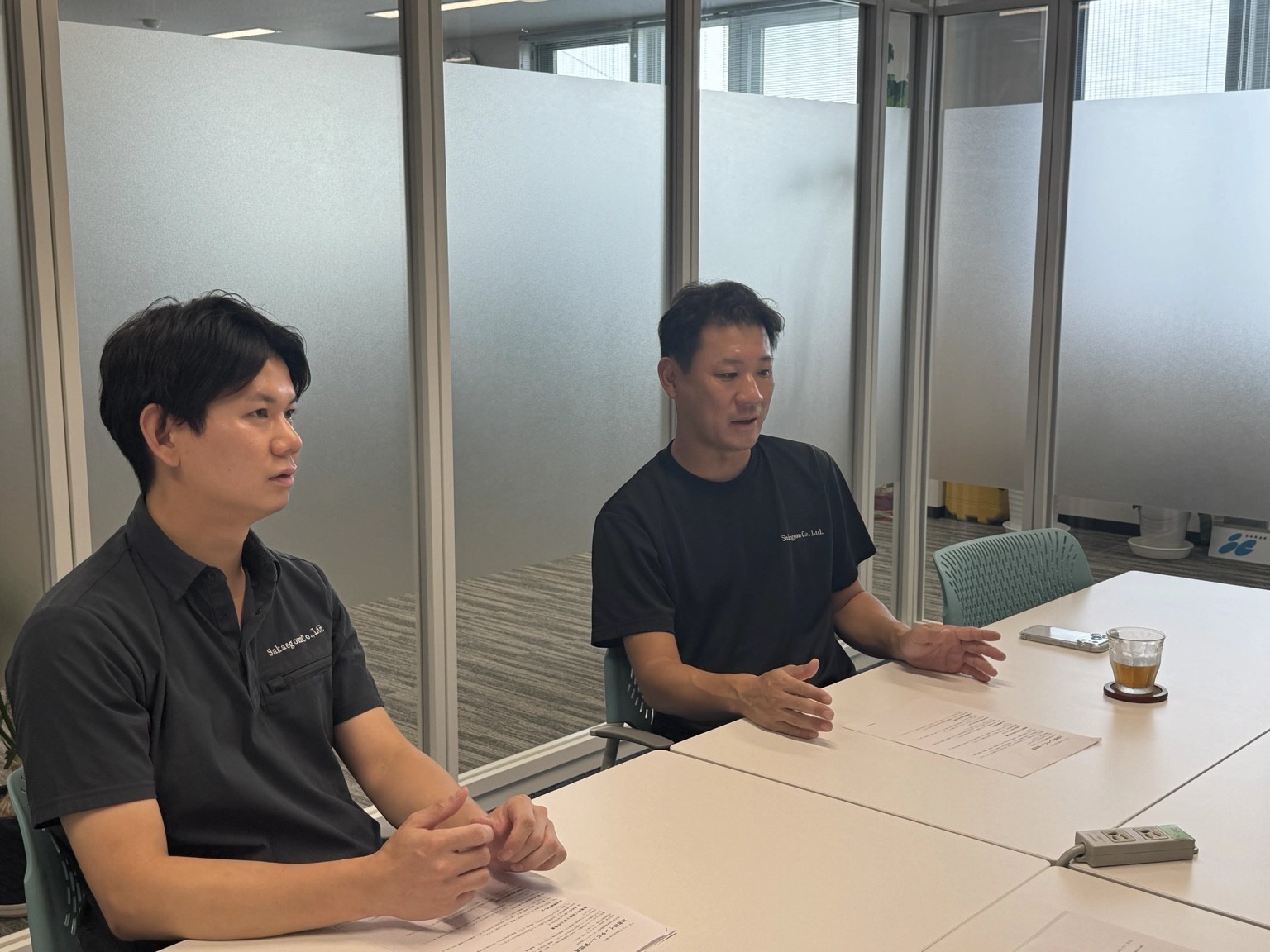 インタビューに応じるサカエゴム工業の田所祐亮常務(左)と田所高志社長(右)